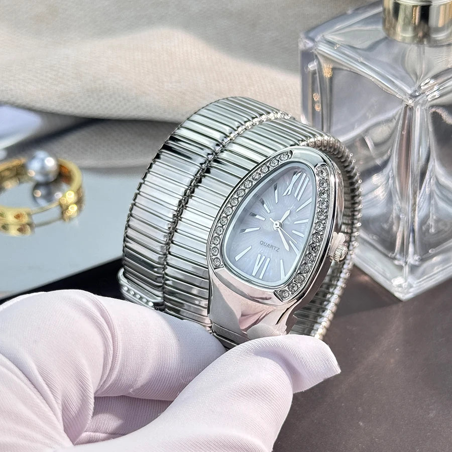 Women's fashion high quality Serpentine alloy watch with diamond case Celebrity style high-grade quartz bracelet watch
