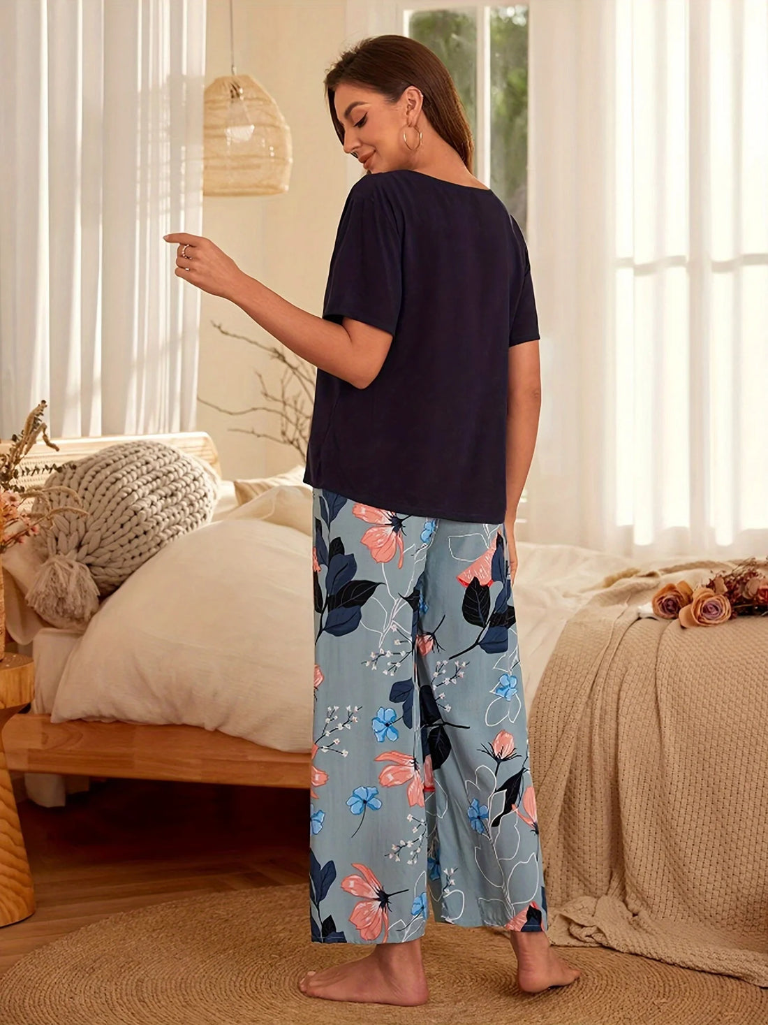 2-Piece Women's Summer Pajamas for Women, Simple and Elegant Floral Print Short-Sleeved Pants Pajamas Set