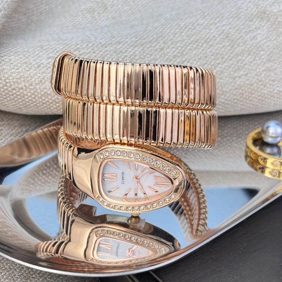 Women's fashion high quality Serpentine alloy watch with diamond case Celebrity style high-grade quartz bracelet watch