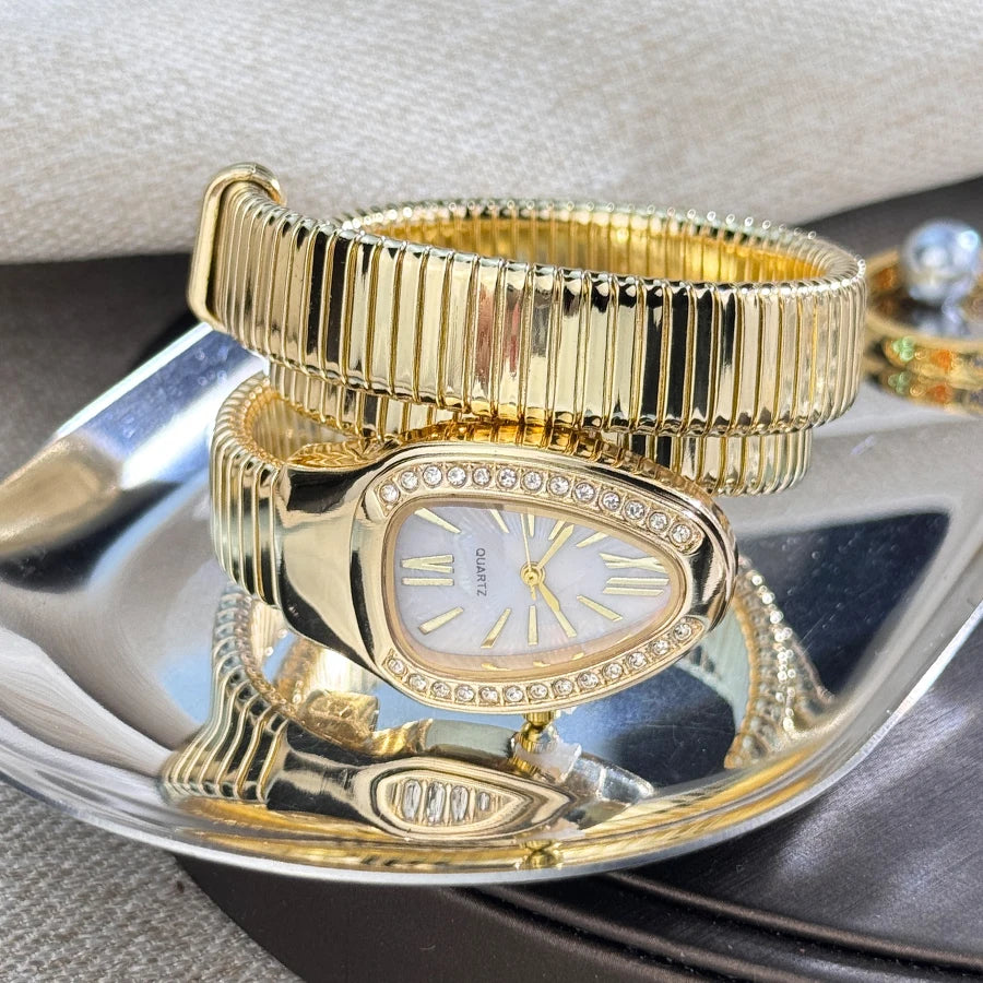 Women's fashion high quality Serpentine alloy watch with diamond case Celebrity style high-grade quartz bracelet watch