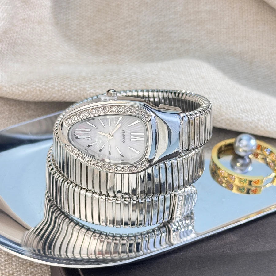 Women's fashion high quality Serpentine alloy watch with diamond case Celebrity style high-grade quartz bracelet watch