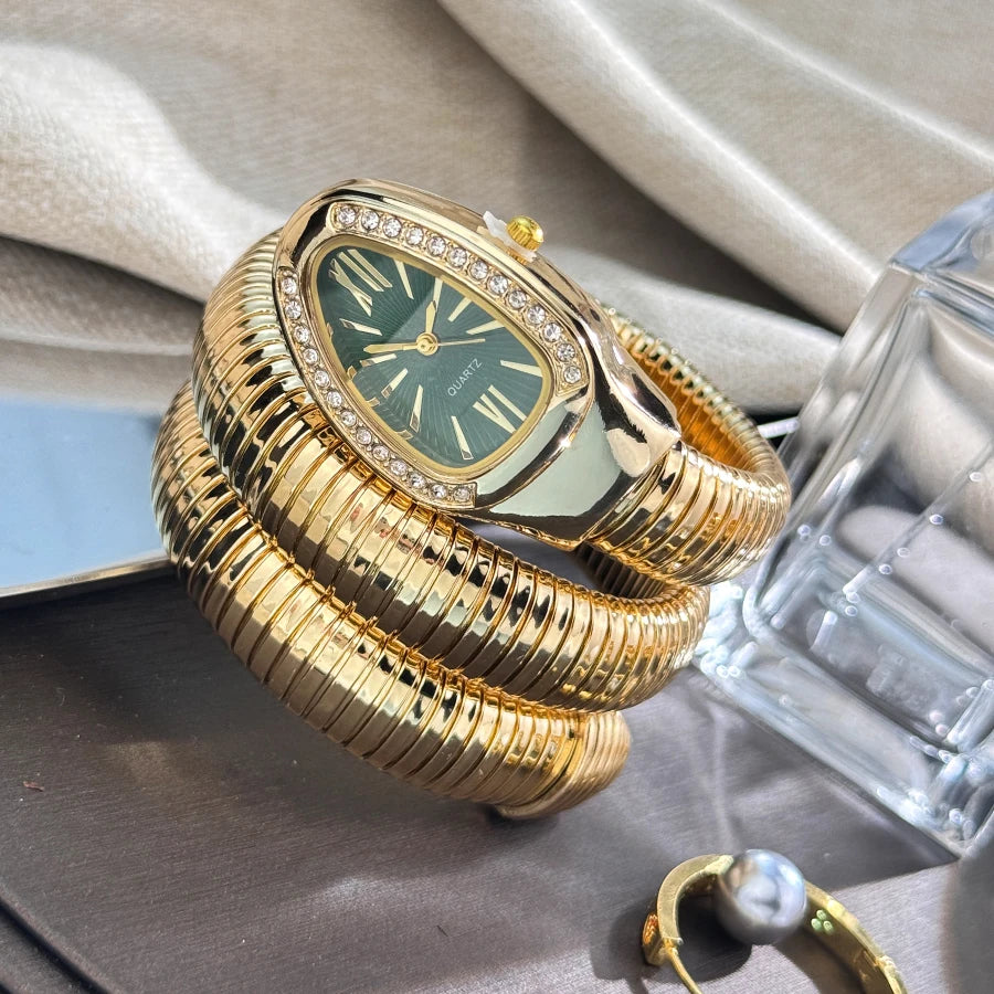 Women's fashion high quality Serpentine alloy watch with diamond case Celebrity style high-grade quartz bracelet watch