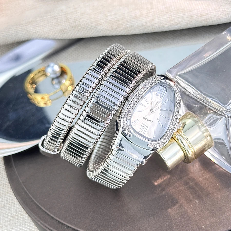 Women's fashion high quality Serpentine alloy watch with diamond case Celebrity style high-grade quartz bracelet watch