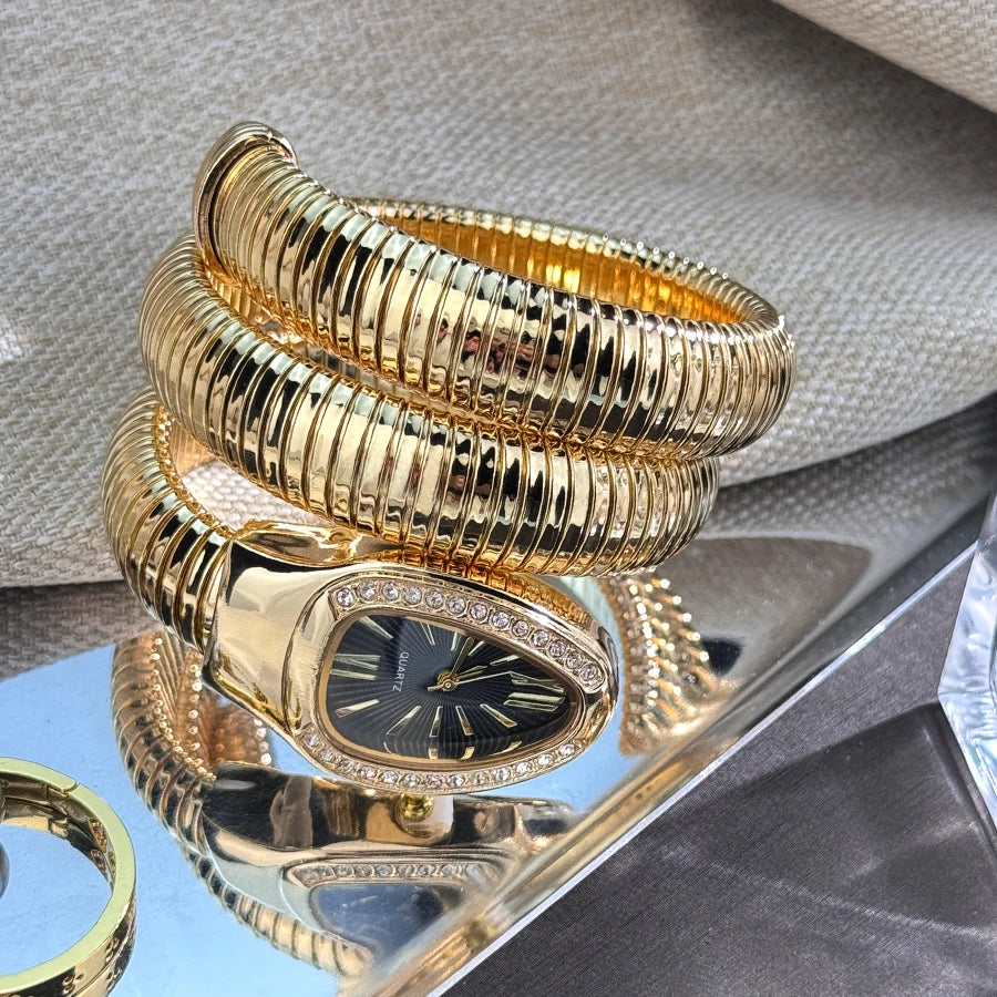 Women's fashion high quality Serpentine alloy watch with diamond case Celebrity style high-grade quartz bracelet watch