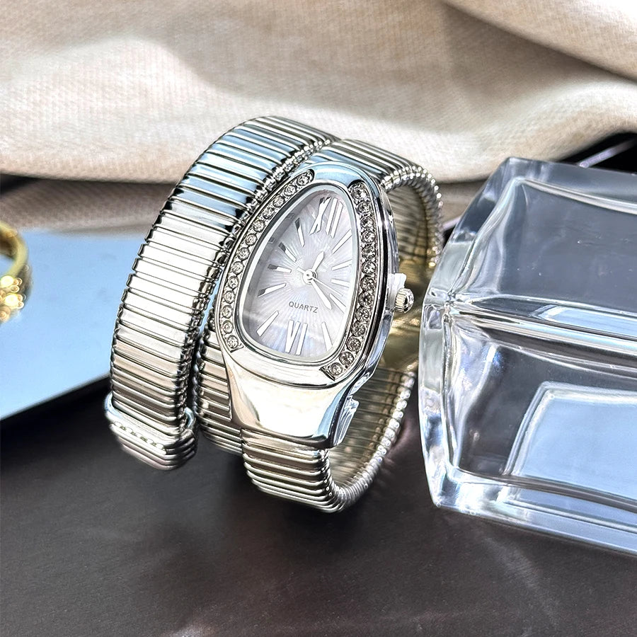 Women's fashion high quality Serpentine alloy watch with diamond case Celebrity style high-grade quartz bracelet watch